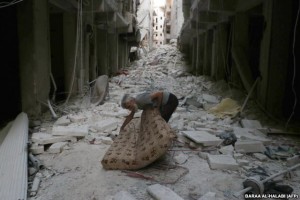Пожилой мужчина на руинах улицы в Алеппо