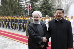 Председатель КНР Си Цзиньпин пожимает руку президенту Ирана Хасану Рухани в Тегеране.