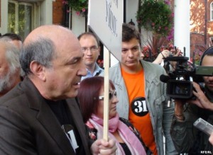 Борис Березовский напротив российского посольства в Лондоне