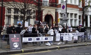 Пикет напротив российского посольства в Лондоне