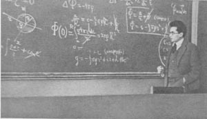 Матвей Бронштейн читает лекцию по теории гравитации
