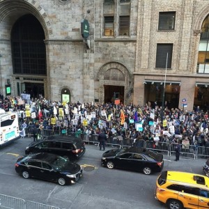 Протестующие у Hyatt Hotel - 14 апреля 2016 г.