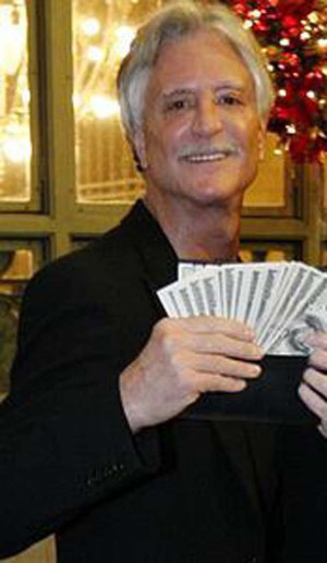 Роберт Слаткин в 2009 году с возвращенными ему деньгами