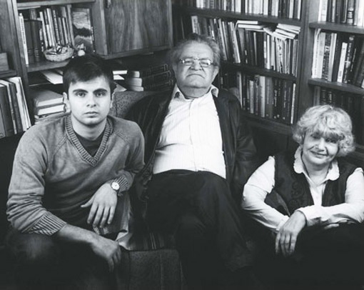 Фазиль Искандер с женой Антониной Хлебниковой и сыном