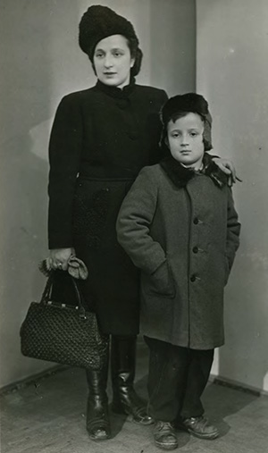 С мамой. Краков, 1945 год