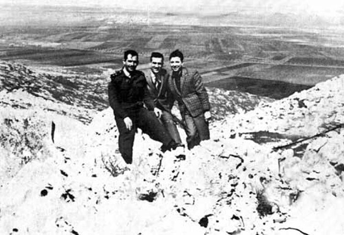 Эли Коэн (в середине) на Голанских высотах