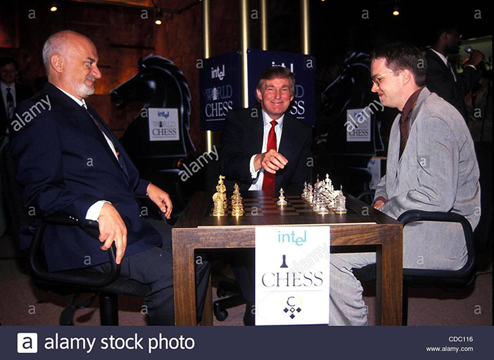 Дональд Трамп делает первый ход в матче между Борисом Гулько и Найджелом Шортом, 1995 год