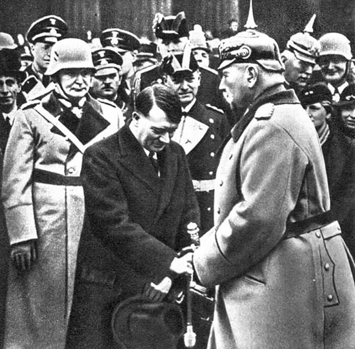 Знаменитое рукопожатие Гитлера и Гинденбурга у могилы Фридриха Великого