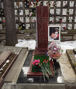 Могила Майи Кристалинской на Донском кладбище  в Москве