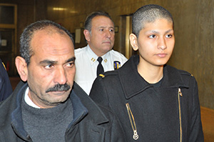 Ясмин Севейд с отцом на выходе из суда