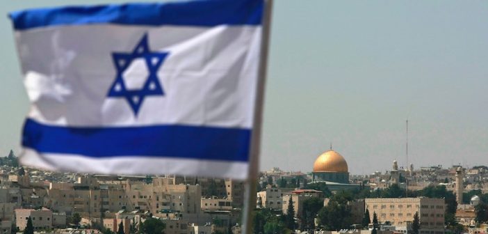Израильский флаг в Восточном Иерусалиме. (Photo by David Silverman/Getty Images)