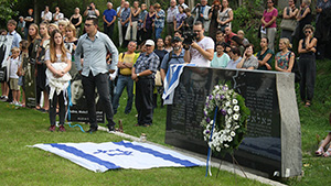 Мемориальный камень на месте расстрела евреев в Молетае