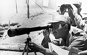 Египетский президент Анвар Садат рассматривает в телескоп израильские позиции на Синайском полуострове