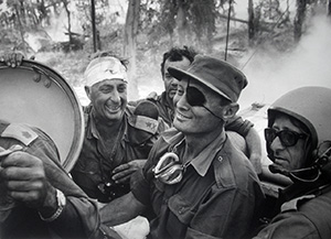 Генералы Ариэль Шарон и Моше Даян отмечают пересечение Суэцкого канала во время войны Судного дня