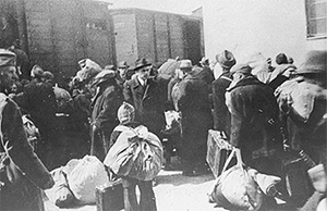Депортация македонских евреев. Стоящий в центре мужчина в шляпе — Александр Белев