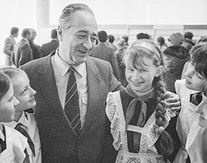 Анатолий Алексин с детьми