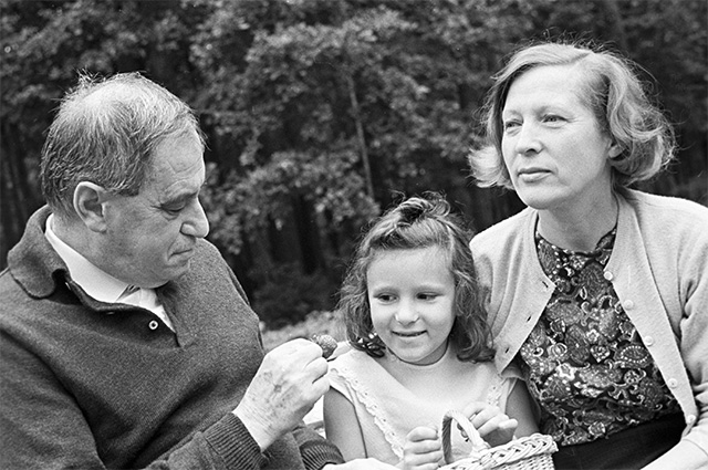 Писатель Валентин Катаев с женой Эстер и внучкой Тиной