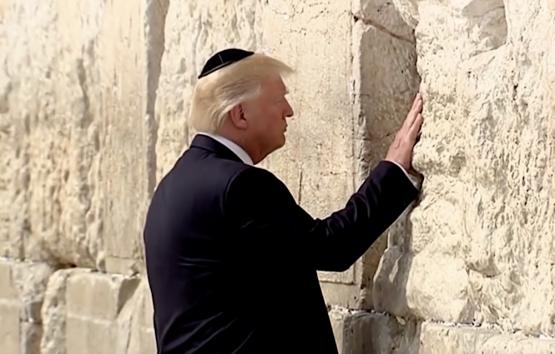 Трамп у Стены Плача в Иерусалиме с молитвой о мире.