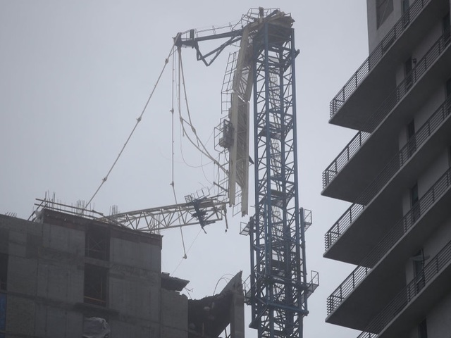 MIAMI, FL - SEPTEMBER 10:  A crane tower is seen after part of it collapsed from the winds of Hurricane Irma on September 10, 2017 in Miami, Florida. Hurricane Irma made landfall in the Florida Keys as a Category 4 storm on Sunday, lashing the state with 130 mph winds as it moves up the coast.  (Photo by Joe Raedle/Getty Images)