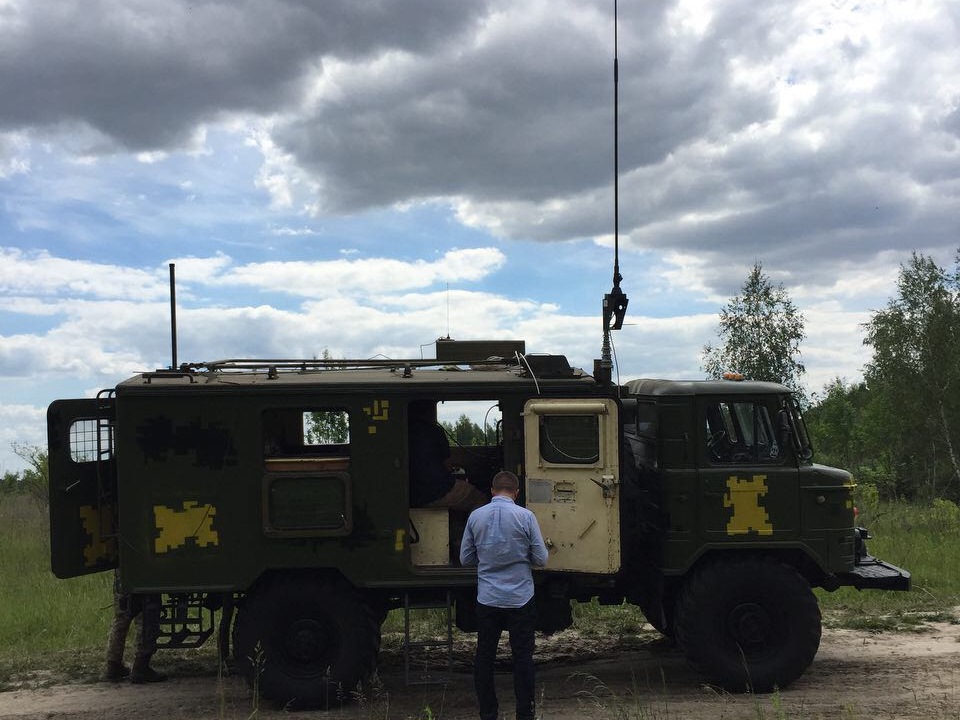 Тестирование израильских раций "Эльбита" на украинских машинах. Военная база под Киевом, май 2017 г.