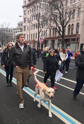 Джон Керри с собакой на феминистском антитрамповском марше «серьезно обдумывают», как бы им в Белый дом пробраться. 