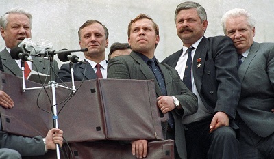 Борис Ельцин, Геннадий Бурбулис и Александр Руцкой сразу после августовского путча 1991 года