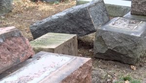 Вандалы разрушают еврейские надгробия