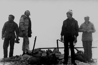 Лето 1984 года, окрестности горы Фишт. Первый слева я, второй справа — юниор Миша. Между нами — Сережа Бегун, светлой памяти которого посвящен мой рассказ «Роки» из книги «Кинотеатр повторного фильма», о том нашем путешествии через Рокский перевал… 