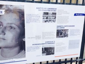 Один из постеров, показывающих фотографию школьного выпускного класса и депортацию Симоны в концентрационные лагеря 