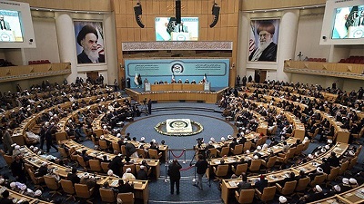 В Тегеране участники исламской конференции заседали под взорами с портретов основателя Исламской республики Иран Хомейни и его нынешнего преемника Хаменеи