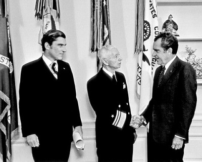 В центре адмирал Хаиман Риковер и справа Ричард Никсон
