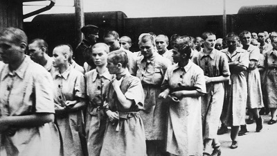 Приезд заключенных в Освенцим. Женщины-заключенные Освенцима, которых отобрали для работ, 1944 год. Getty Images