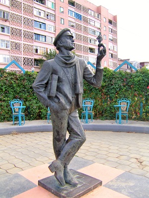 Памятник Бендеру в Элисте, на проспекте его имени. 1999 Скульптор А. Хачатурян. Фото: Википедия 