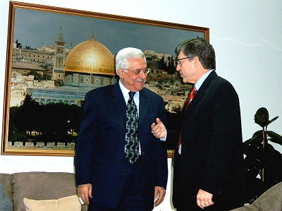 Йоси Бейлин и Махмуд Аббас (слева)