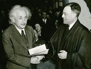 Целестин Бурстин и Альберт Эйнштейн Фото: i1.wp.com/ www.t-s.by/blog/wp-content/uploads 