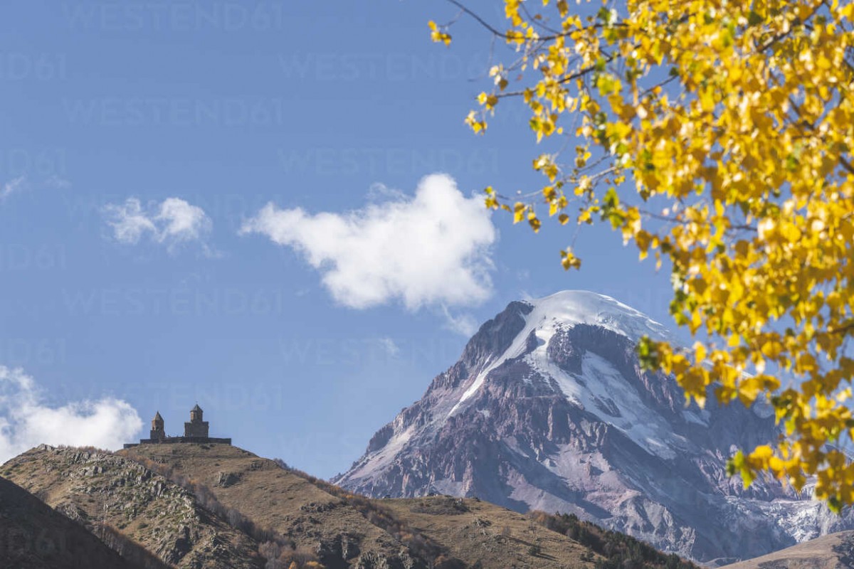 georgia-greater-caucasus-stepantsminda-gergeti-trinity-church-and-mount-kazbek-in-autumn-KEBF01119