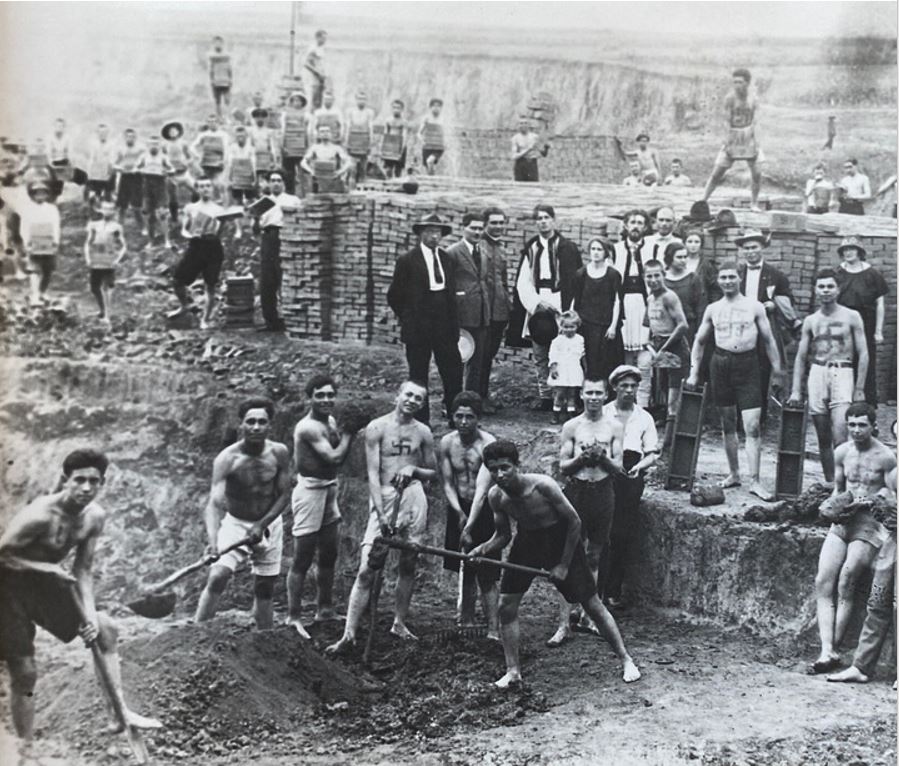 Румынские студенты фашисты работают на кирпичном заводе в рамках летнего лагеря. 1924 Фотоальбом Kampf und Sieg («Борьба и Победа»). National Archives of Romania 
