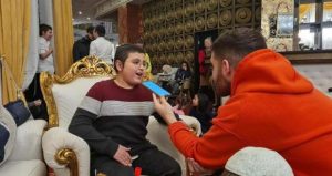 Дети дают интервью местной прессе  