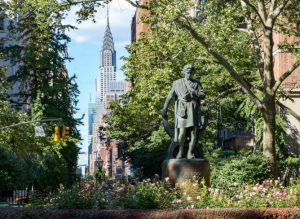 Gramercy Park с памятником Э. Буту. Фото: newyork.forumdaily.com  