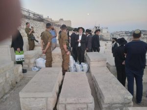 Похороны рава Шварца на Масличной горе в Иерусалиме