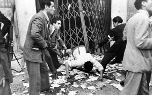 Итальянские партизаны в поисках фашистов в Риме после занятия города силами союзников в июне 1944 года AP 