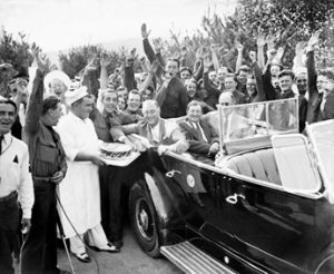 Президент США Франклин Рузвельт (крайний слева) в машине с Генри Моргентау-младшим (крайний справа) во время визита в Нью-Йорк, 1933 год AP photo 