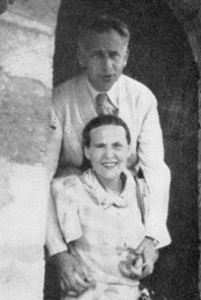 Эльза Триоле и Луи Арагон в своей усадьбе в Сент-Арну-ан-Ивелин. Фото: Wikipedia / Общественное достояние 