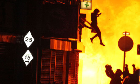 Женщина прыгает из горящего здания во время беспорядков в Лондоне