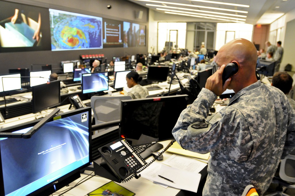 На базе американской армии в Арлингтоне, Вирджиния следят за продвижение урагана "Айрин"