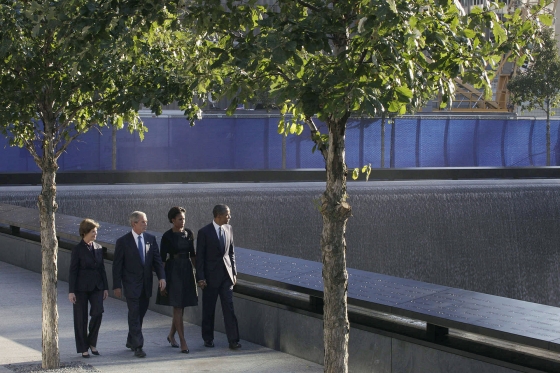Президент Обама и его предшественник Джордж Буш с супругами подходят к месту трагедии 9/11
