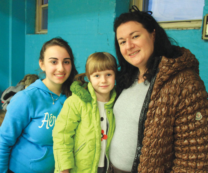 Президент Nash Jew Teen Club Тамара Хаимова(слева) с  «лицом» клуба Изабеллой и ее мамой, одним из основателей клуба Анной Иоффе