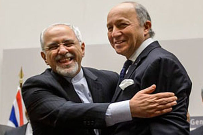 Министр иностранных дел 
Ирана Мохаммад Джавад Зариф (слева) ликует