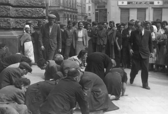 Первый день оккупации Львова, 30 июня 1941 года. Евреи на коленях чистят руками площадку перед театром