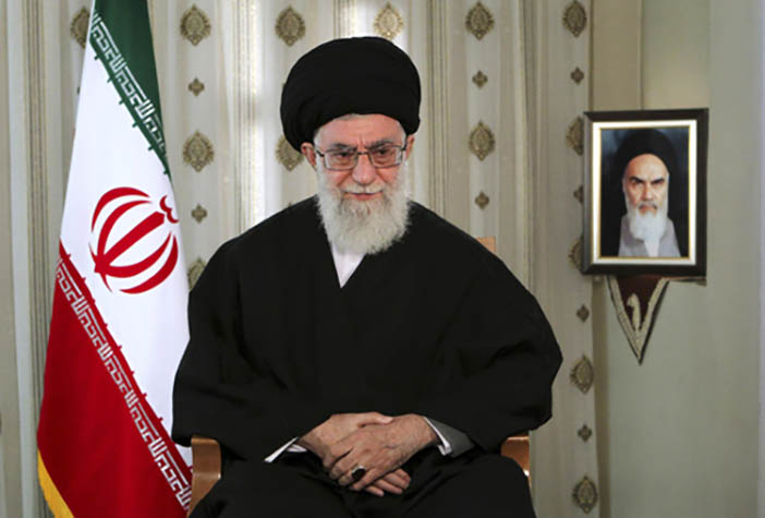 Верховный лидер Ирана Али Хаменеи с портретом аятоллы Хомейни
